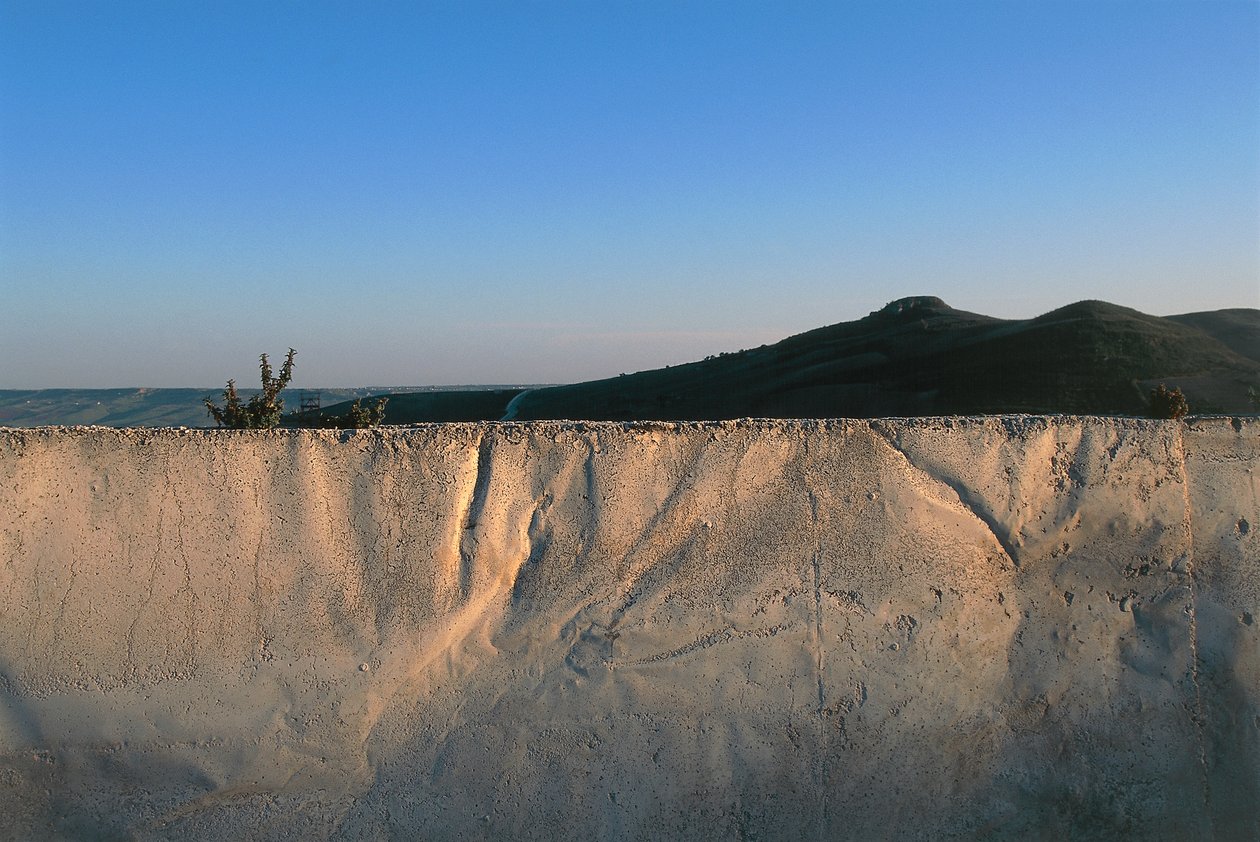 Great Cretto (or Crack of Burri), by Alberto Burri, Ghibellina Sicily, Italy (photo) بواسطة غير معروف غير معروف