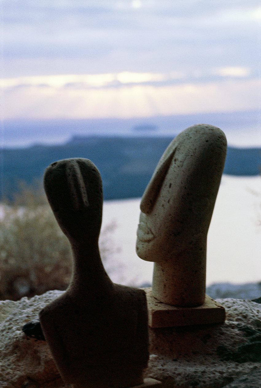 Heads of Cycladic idols on the background of the coast, Cyclades islands, Greece, Cycladic civilization (photo) بواسطة غير معروف غير معروف