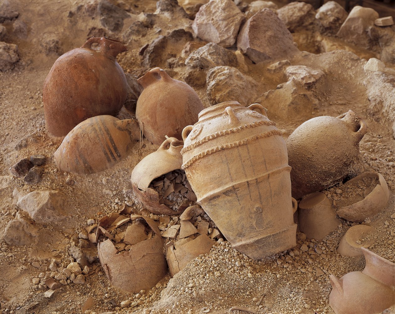 High angle view of damaged amphoras, Akrotiri of Thera, Akrotiri, Santorini, Cyclades Islands, Southern Aegean, Greece بواسطة غير معروف غير معروف