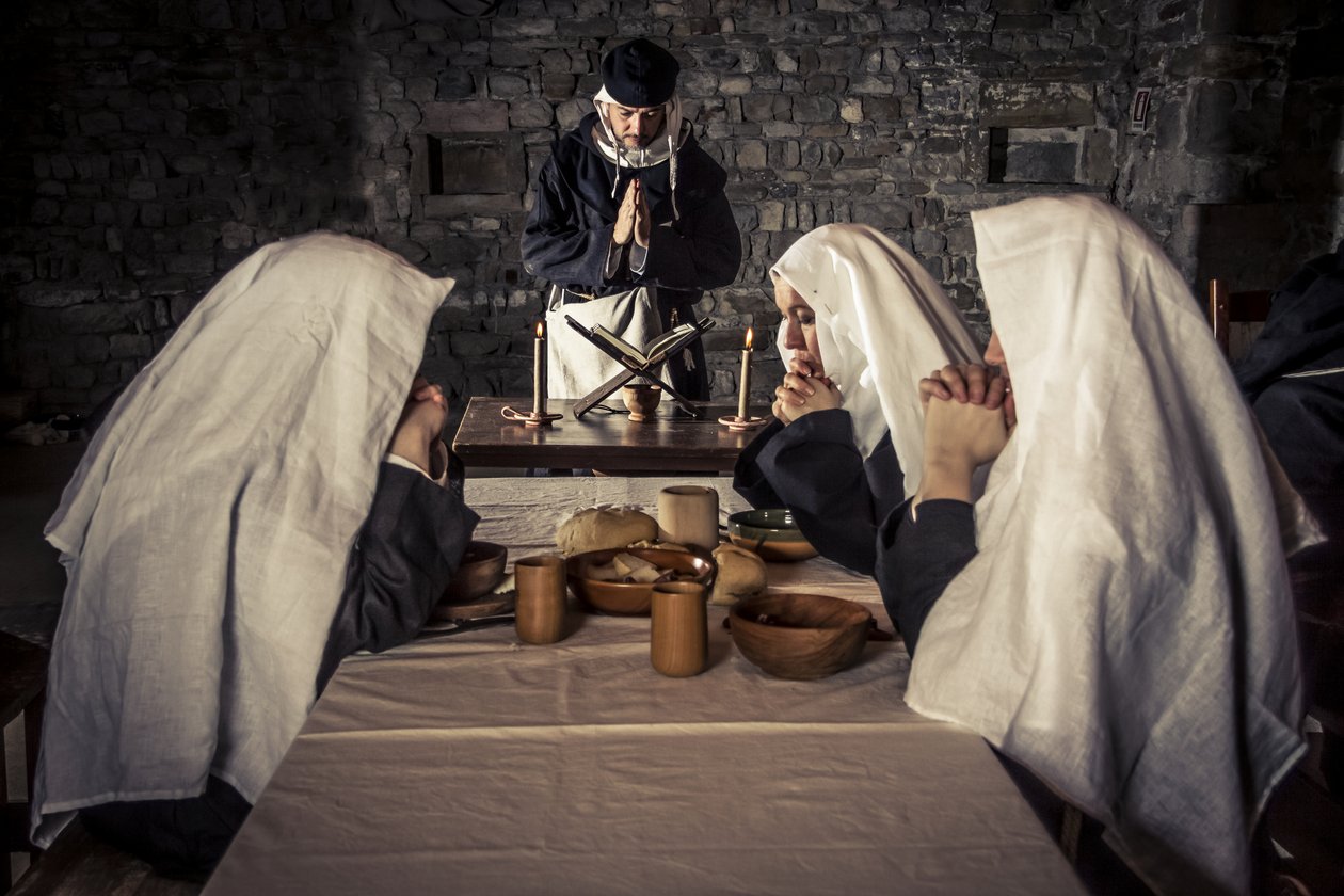 Historical reenactment: Prayer before dinner in the refectory, monastery of the Order of the Hospitallers (1250-1291), Acre, Israel بواسطة غير معروف غير معروف