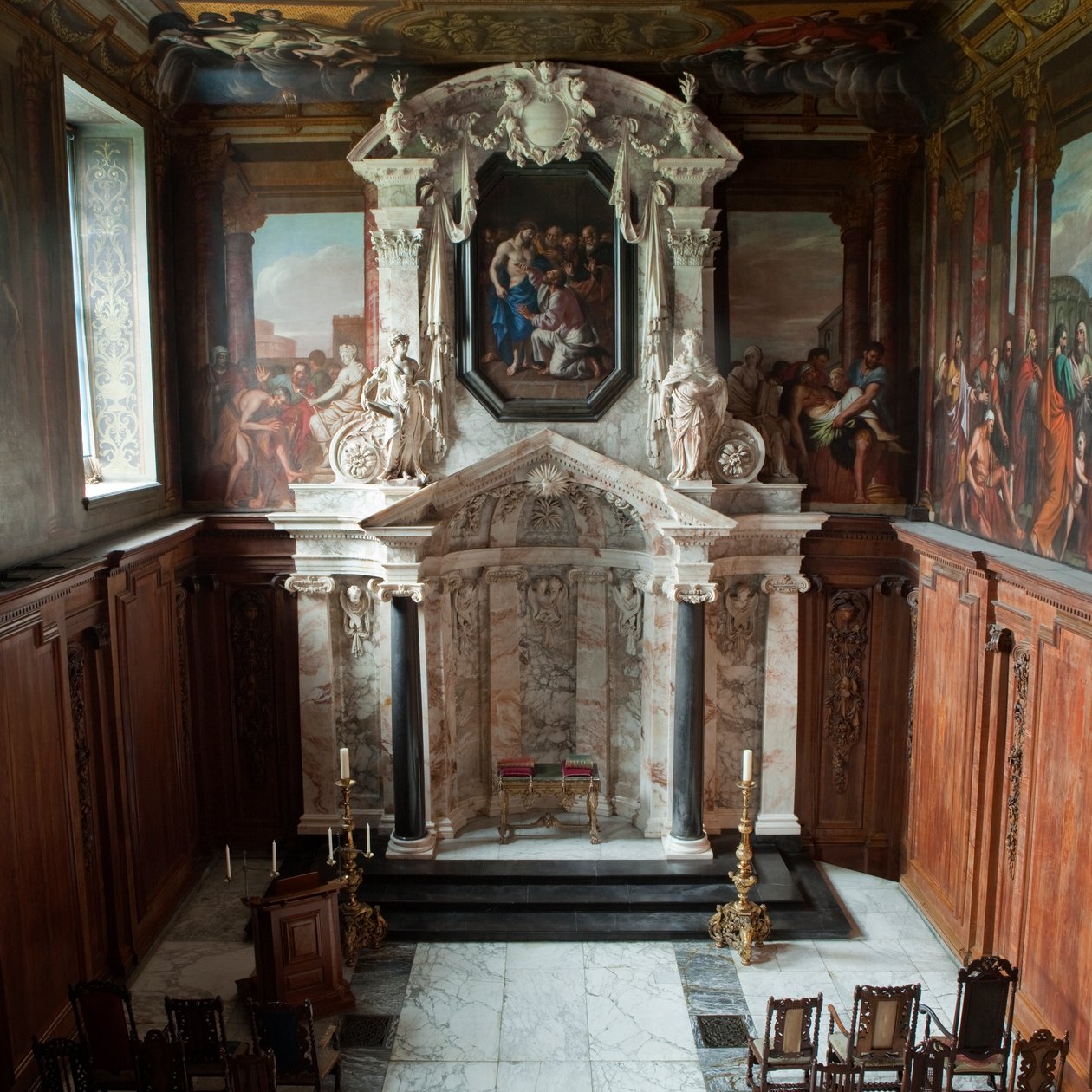 Interior of the Chapel, Chatsworth House, Derbyshire (photo) بواسطة غير معروف غير معروف