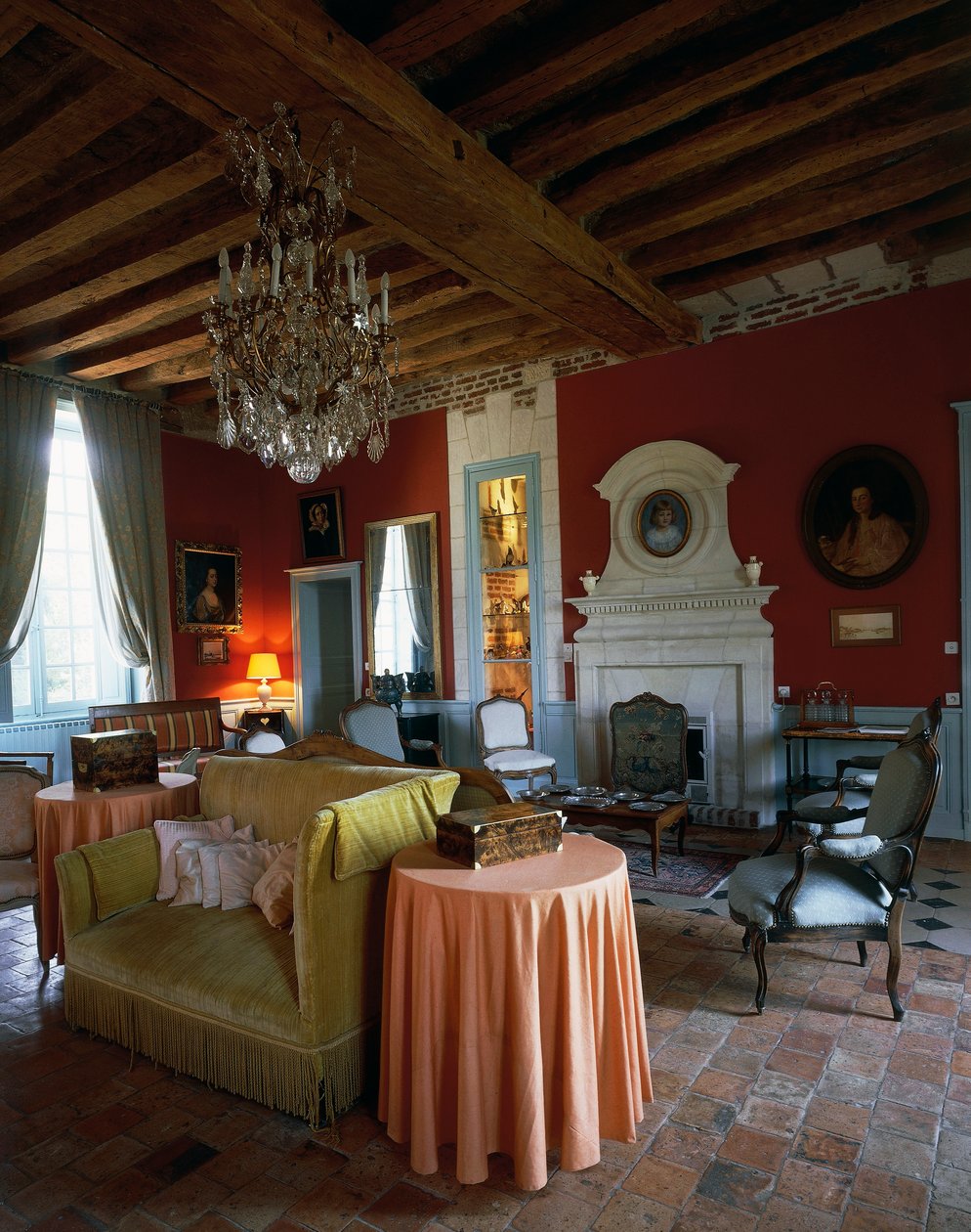 Living room with beamed ceiling and Louis XV and Louis XVI-style furniture, Castle of Reaux, Chouze-sur-Loire, Indre-et-Loire, France (photo) بواسطة غير معروف غير معروف