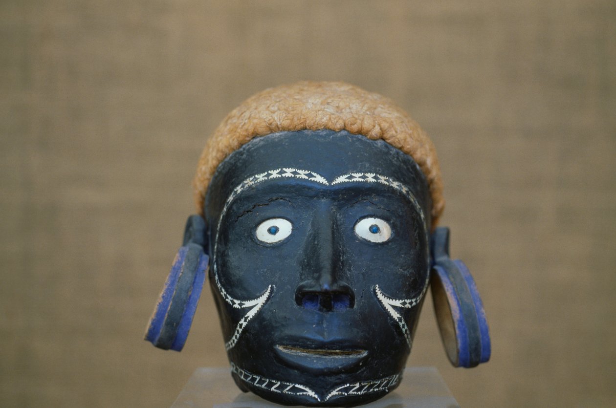 Male head with earrings, sculpture بواسطة غير معروف غير معروف