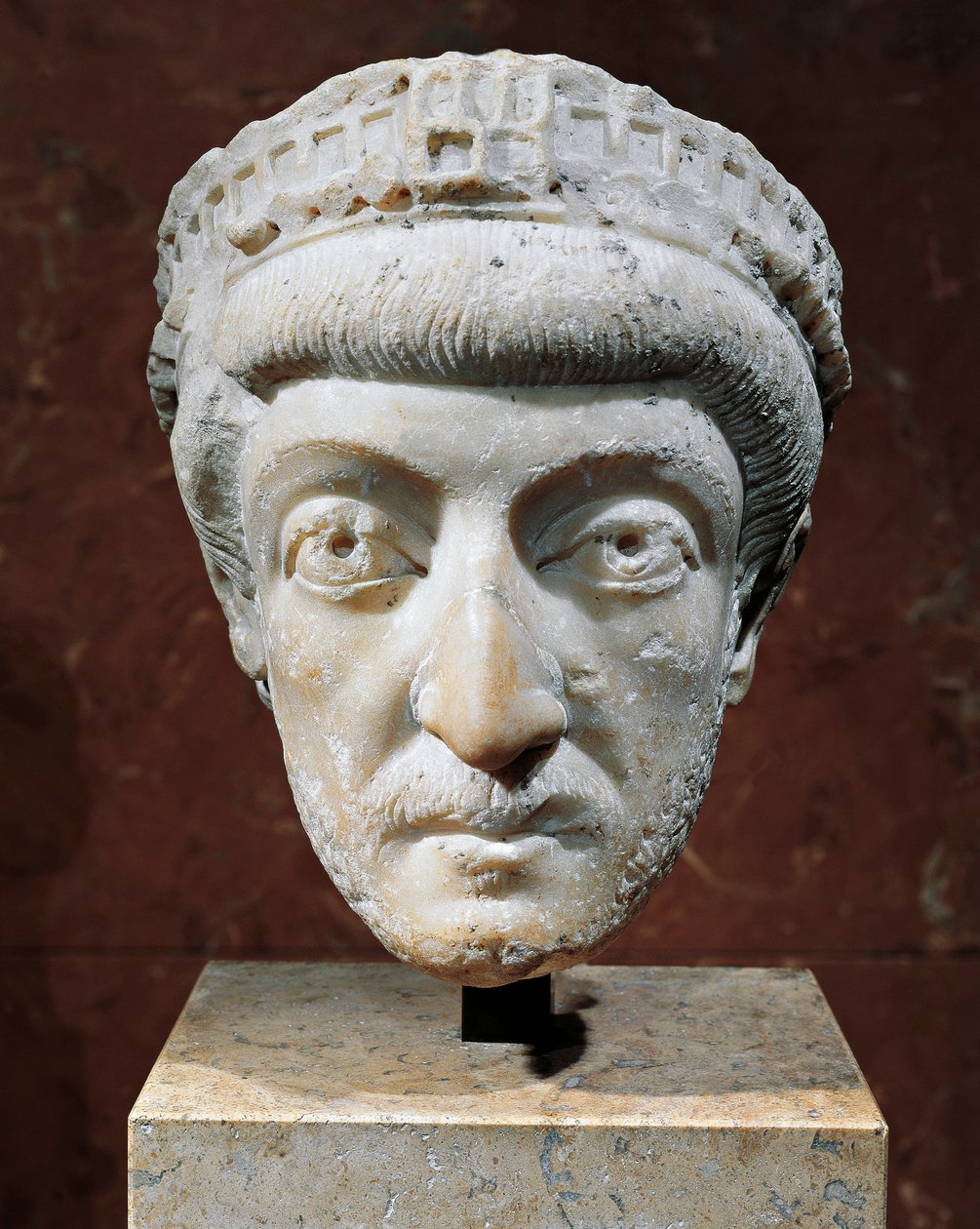 Marble head of Roman emperor of the East Theodosius II بواسطة غير معروف غير معروف