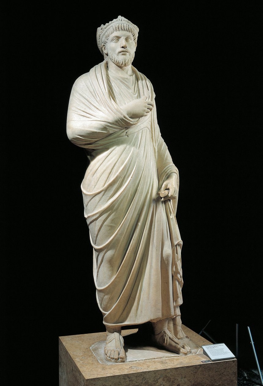 Marble statue of emperor Julian the Apostate, wearing Greek philosopher toga and pagan priest crown بواسطة غير معروف غير معروف