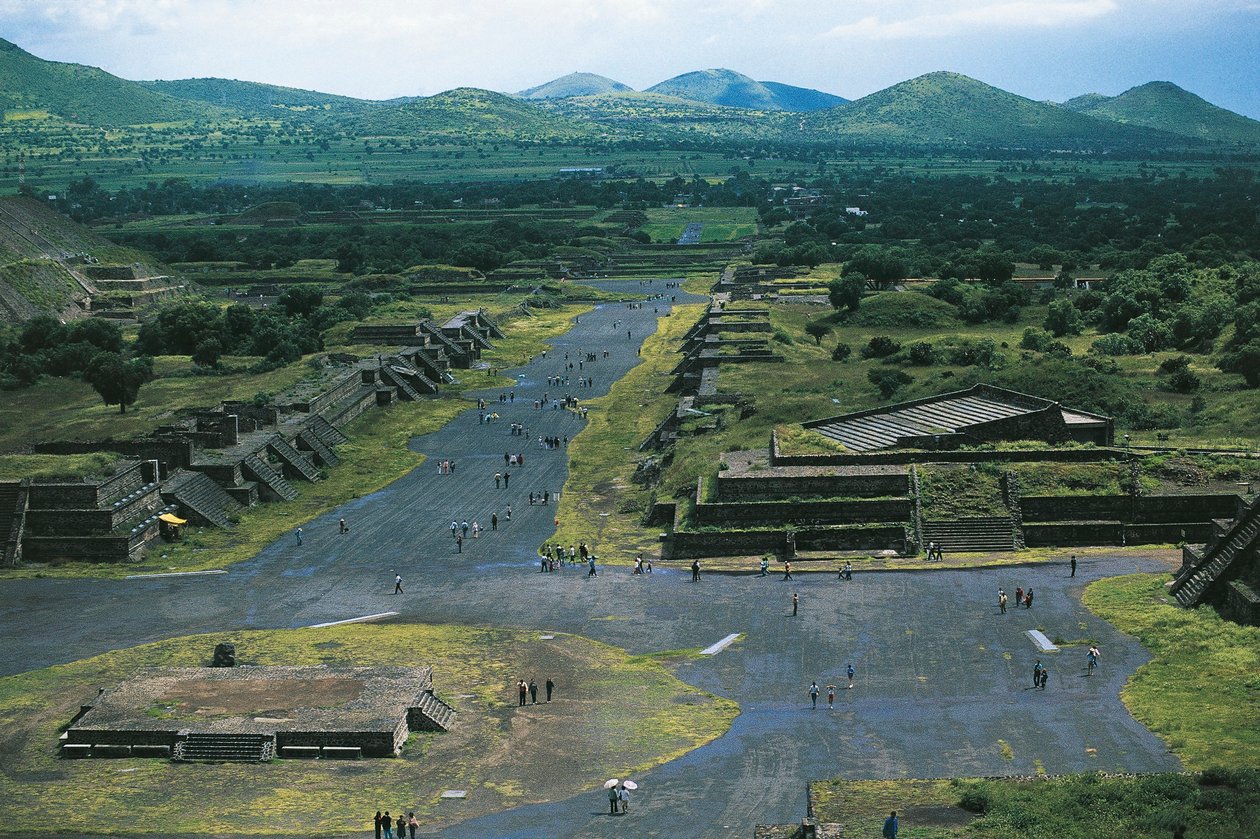 Mexico, Basin of Mexico, Mexico City, Teotihuacan (City of Gods), Pyramid of Moon and Avenue of Dead بواسطة غير معروف غير معروف