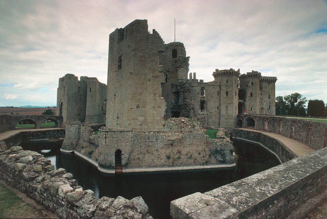 Raglan Castle, Monmouthshire, South Wales, UK (photo) بواسطة غير معروف غير معروف