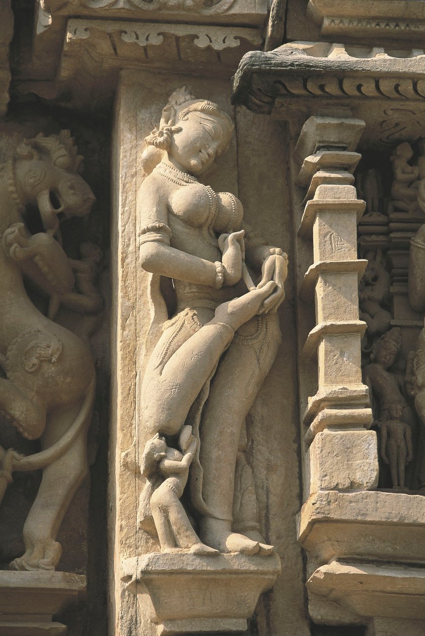 Relief depicting a Surasundari (heavenly beauty), Parshvanatha temple, Khajuraho group of Monuments (UNESCO World Heritage List بواسطة غير معروف غير معروف
