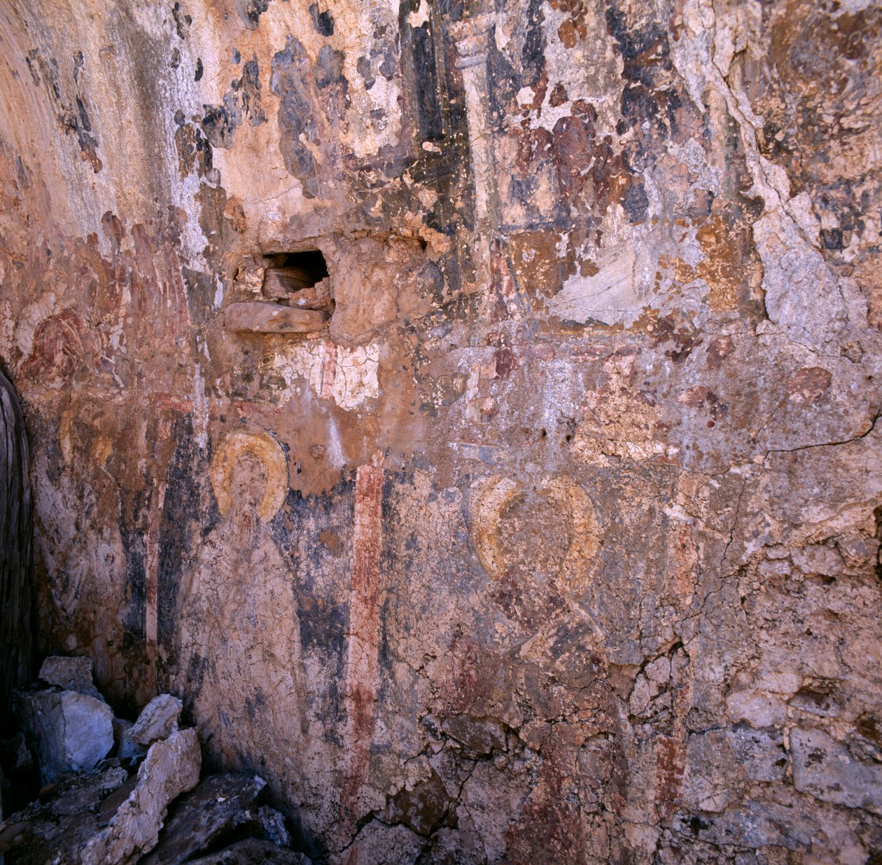 Remains of frescoes in church ruins in Sklavopoula, Crete, Greece (photo) بواسطة غير معروف غير معروف