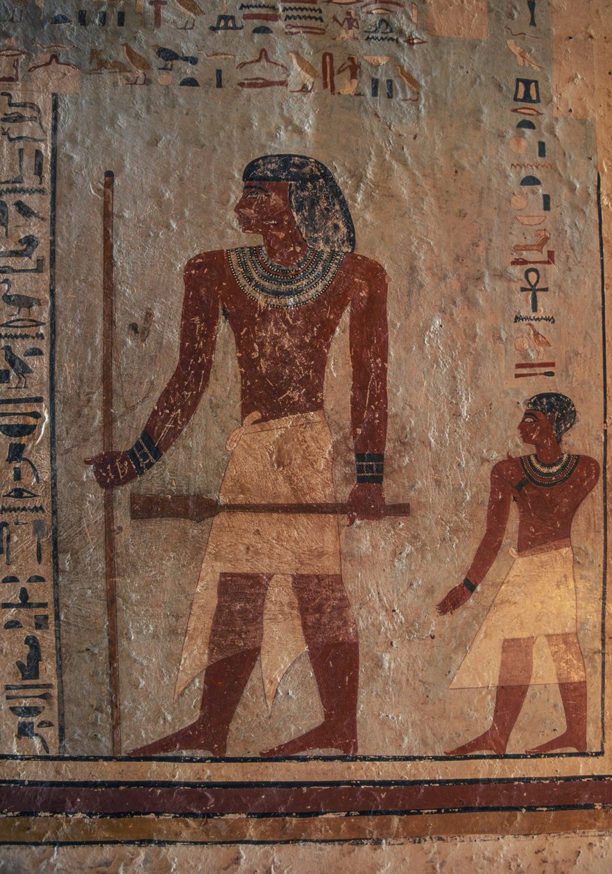 Sarenput ، ممسكًا بالقصبة وصولجان Sekhem ، يليه ابنه عنخو ، لوحة جدارية ، قبر Sarenput II ، قبة الهوى ، بالقرب من أسوان ، مصر ، الحضارة المصرية ، المملكة الوسطى بواسطة غير معروف غير معروف