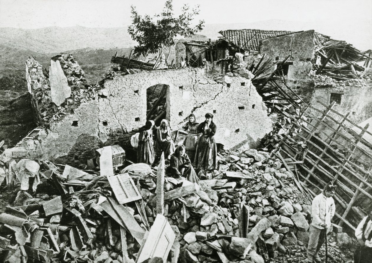 Survivors in the rubble in Ferruzzano, earthquake in Calabria بواسطة غير معروف غير معروف