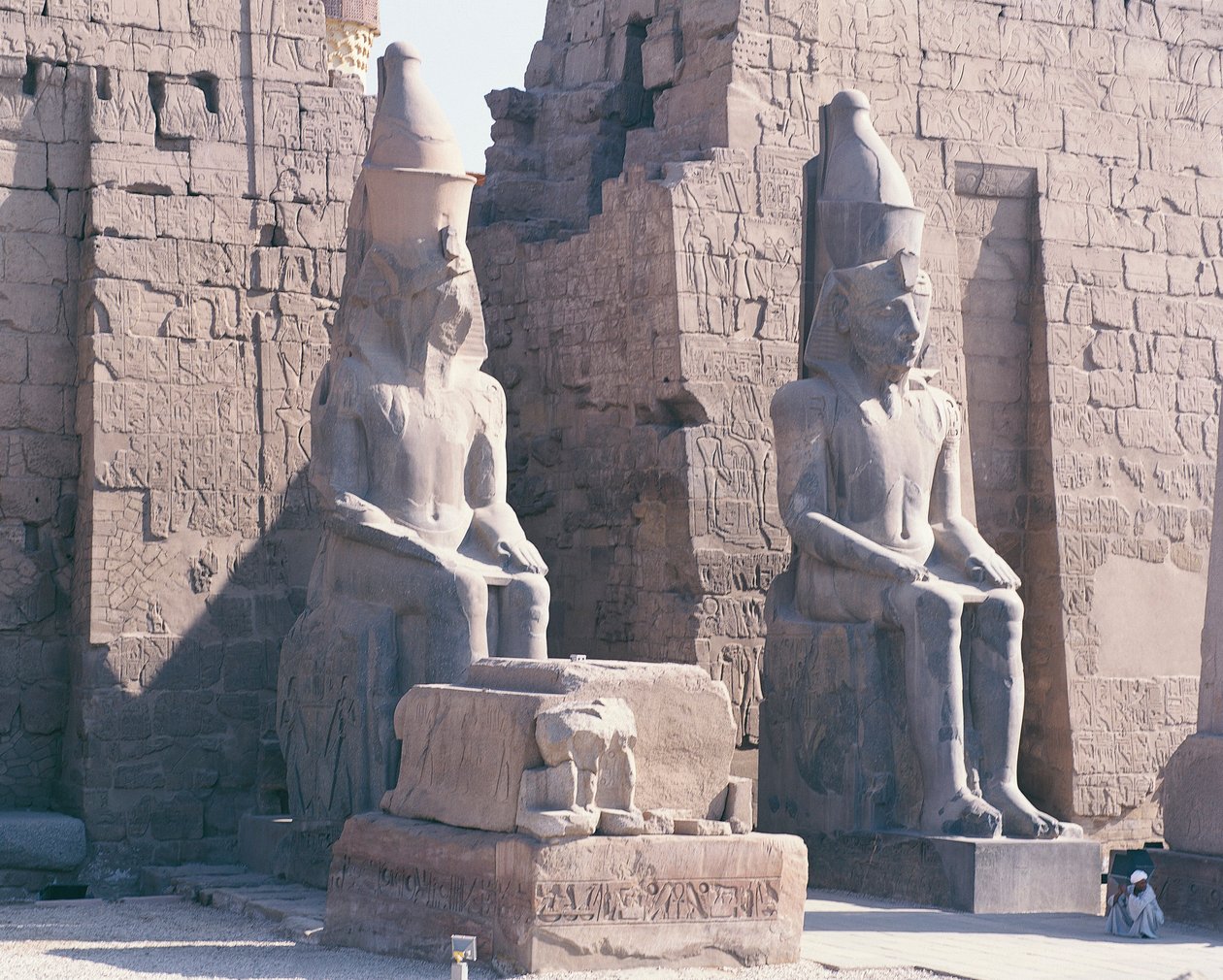 Temple of Luxor, pylon of Ramses II, two colossal statues of the king بواسطة غير معروف غير معروف