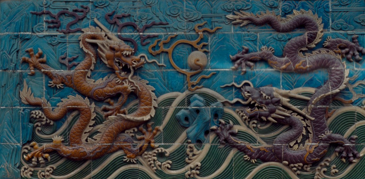 Two of the dragons playing with the flaming pearls, polychrome glazed majolica, detail of the Nine-Dragon Wall, Beihai Park, Beijing, China. Chinese civilization بواسطة غير معروف غير معروف