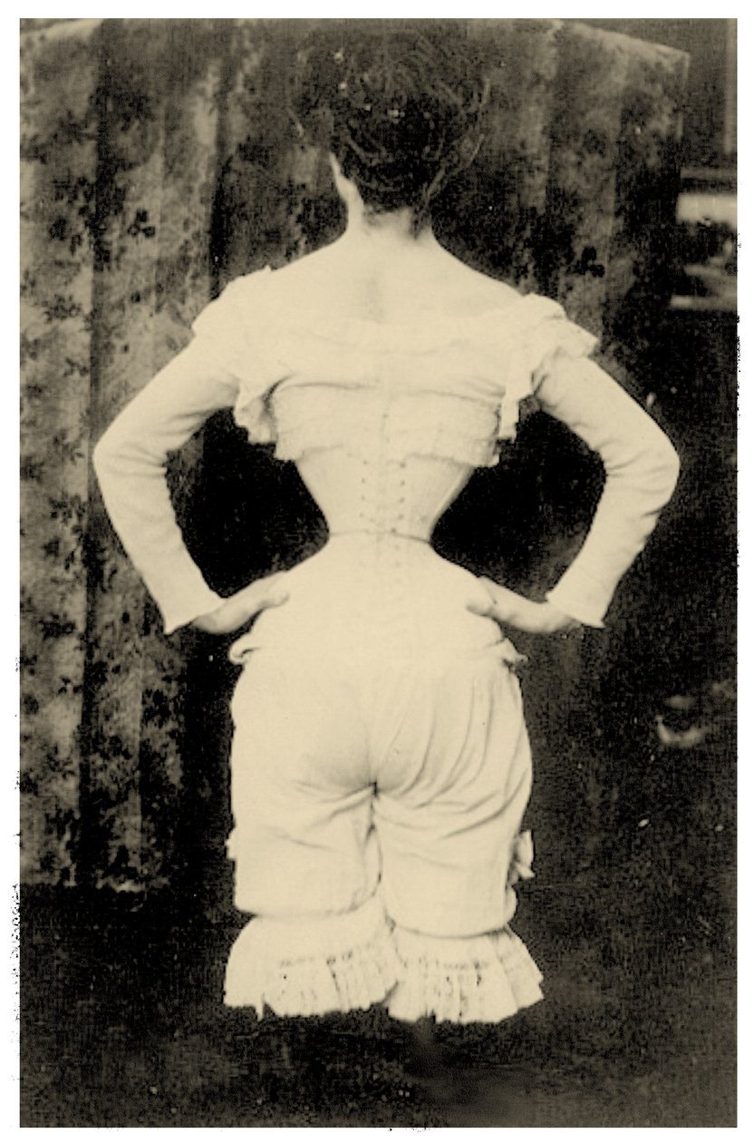 Woman wearing a corset c.1865 (photo) بواسطة غير معروف غير معروف