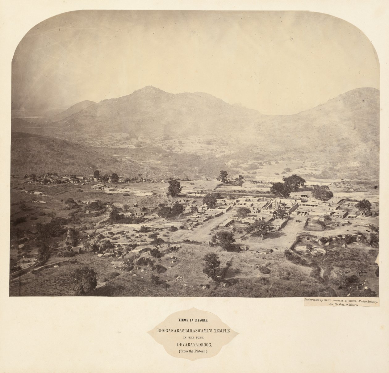 مناظر في ميسور: معبد بهوجاناراسهاسوامي ، في الحصن ، ديفاريادروج ... ، 1862-1865. بواسطة المقدم هنري ديكسون