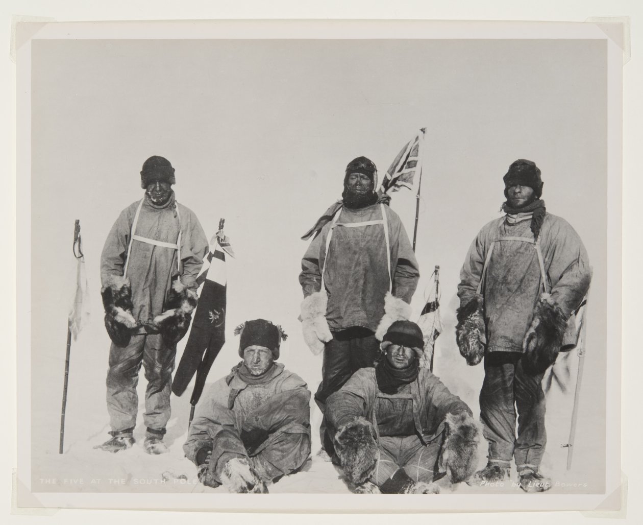 The Five at the South Pole (طباعة بروميد) بواسطة الملازم هنري روبرتسون باورز