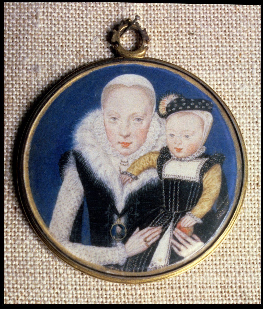 صورة مصغرة للسيدة كاثرين سيمور ، ني جراي (c.1538-68) كونتيسة هيرتفورد ، ممسكة بابنها الصغير وترتدي صورة مصغرة لزوجها ، c.1562 بواسطة وصلة ليفين القطران