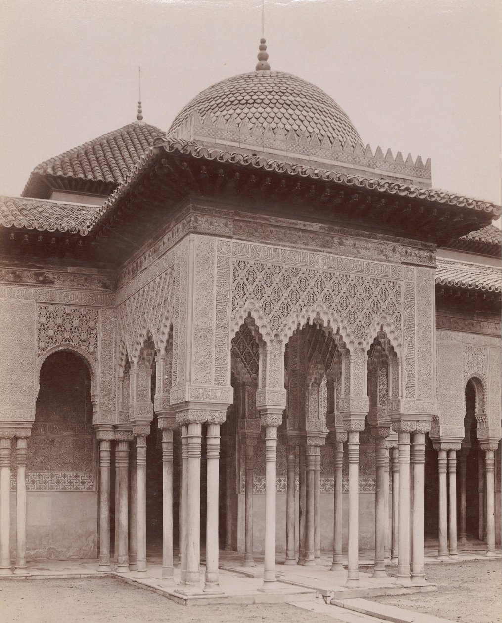 [فناء الأسود ، الحمراء ، غرناطة] ، 1880- 90. بواسطة من المحتمل سيباستيانو تاسيناري.