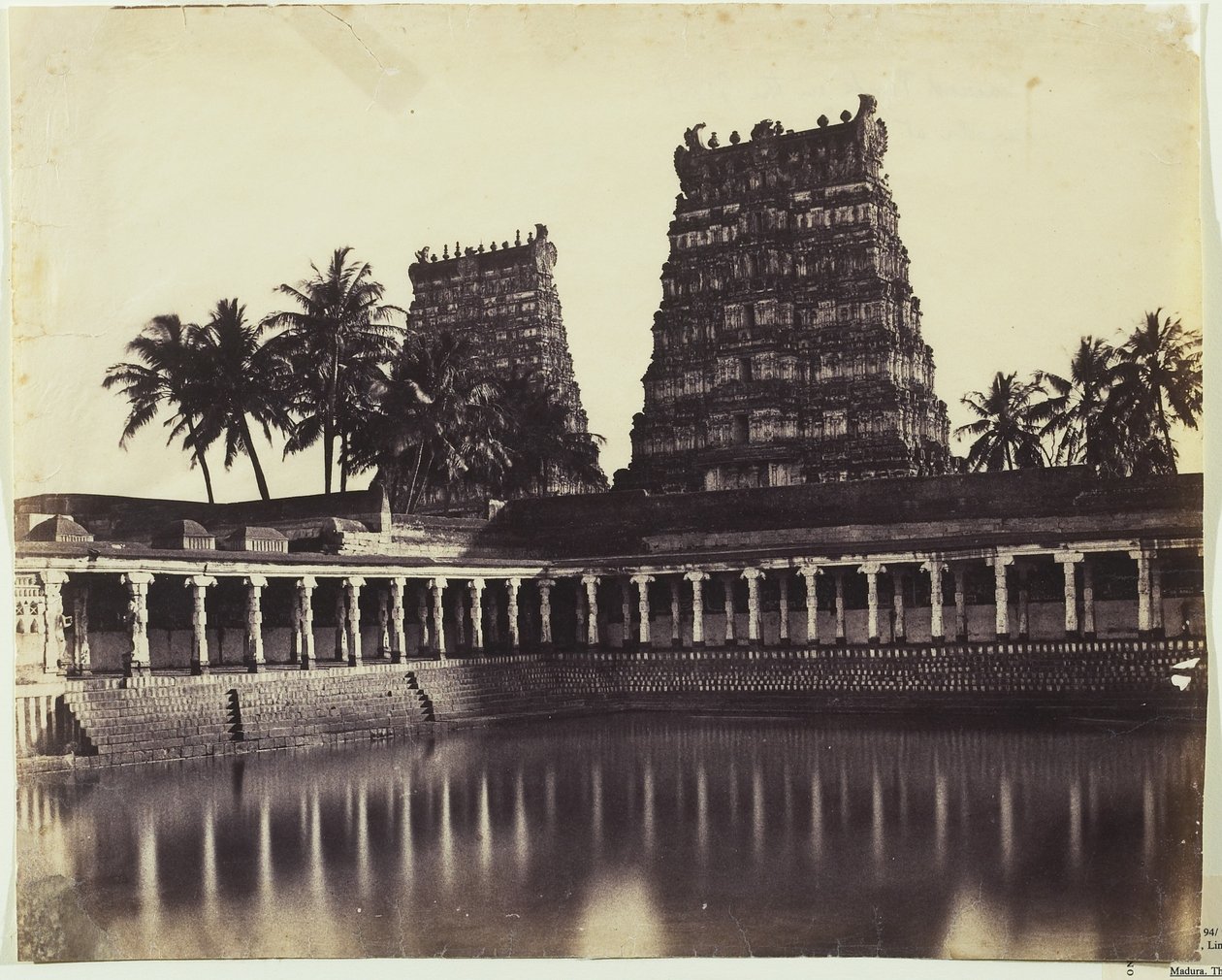 مادورا. المعبد الكبير ، Mootoo Alaghur و East Gopurum من Tank ، 1858 (طبعة زلال من ورق مشمع سلبي) بواسطة أمعاء لينيوس