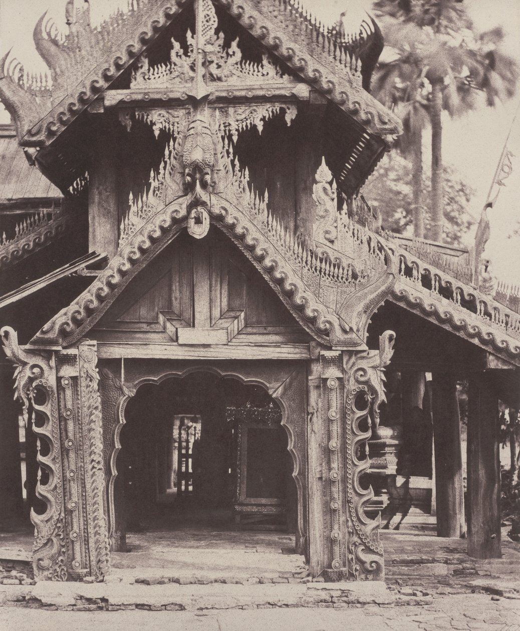 Pugahm Myo: باب منحوت في فناء Shwe Zeegong Pagoda بواسطة أمعاء لينيوس