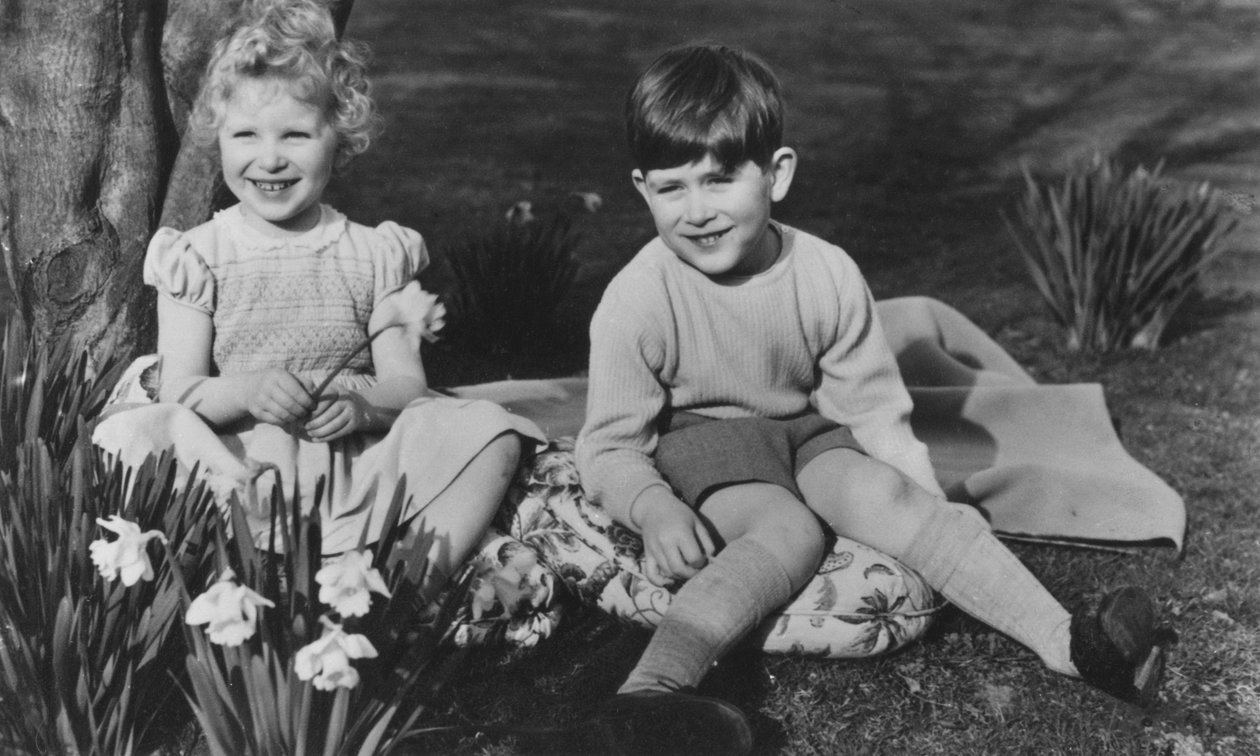 الأمير تشارلز والأميرة آن عندما كانا طفلين في بالمورال ، 28 سبتمبر 1952. بواسطة ليزا شيريدان
