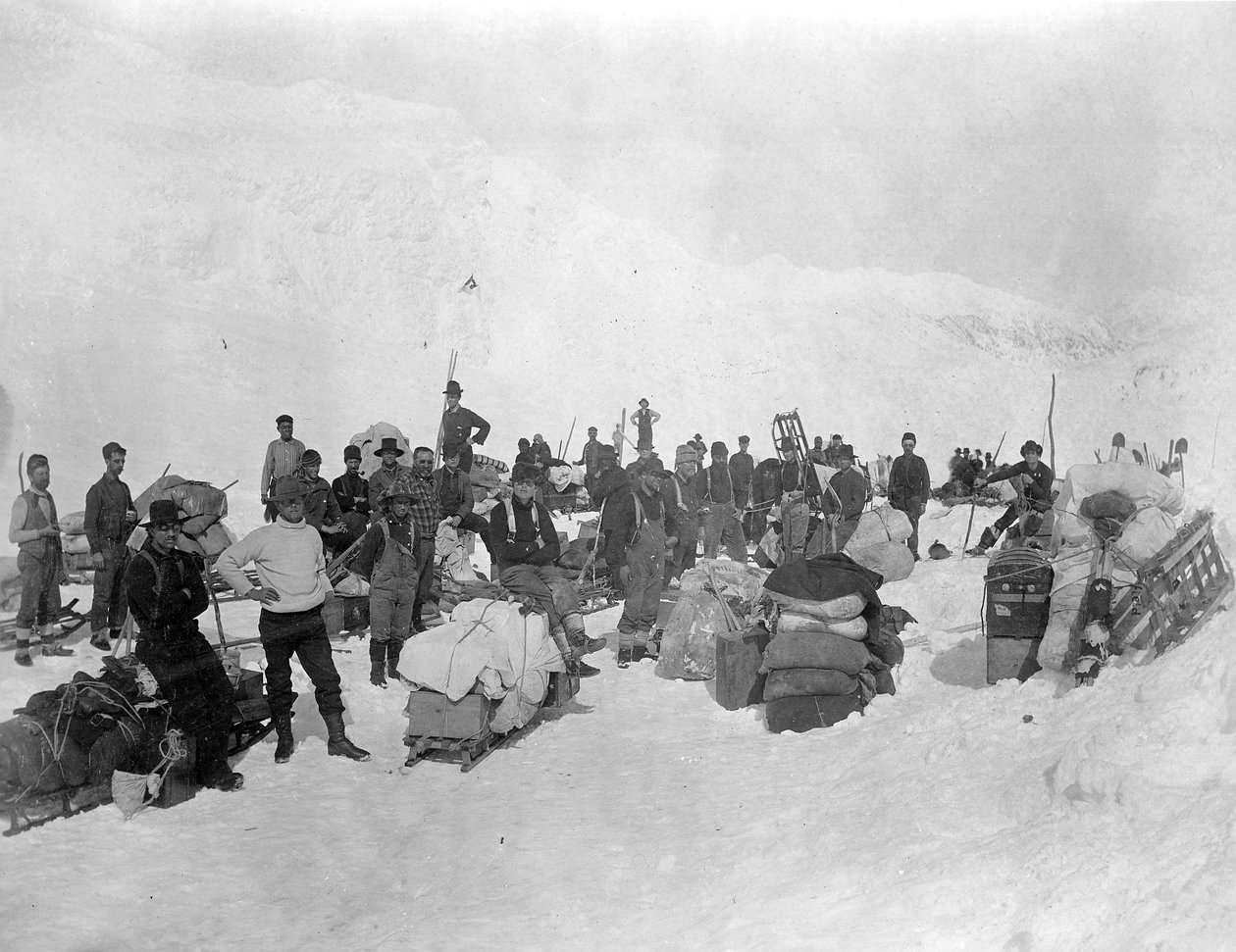 الباحثون عن الذهب في قمة Chilkoot Pass ، ألاسكا ، 1897 بواسطة لويد فالنتاين وبوند ، إدوين بيرسي وينتر