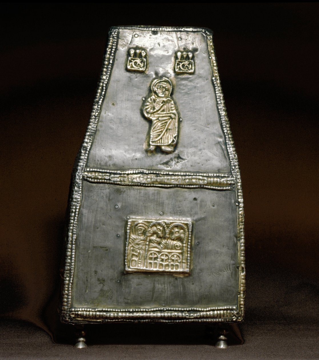 علم آثار العصور الوسطى (العصور الوسطى). الفن البربري في لومباردي: صندوق فضي لاستلام الآثار (الذخائر). الفن اللومباردي ، القرنان الثامن والتاسع. مال. Cividale del Friuli ، متحف Chretien ، كنز الكاتدرائية بواسطة مدرسة لومبارد