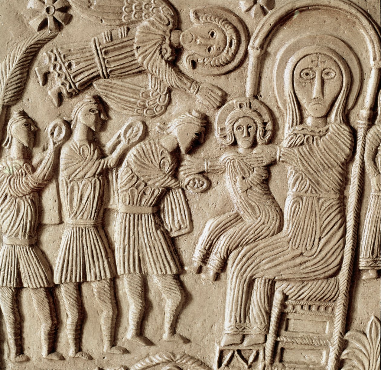 علم آثار العصور الوسطى (العصور الوسطى). الفن البربري في لومباردي: عبادة المجوس ، إرتفاع منخفض لمذبح الدوق راتشيس. النحت ، الفن اللومباردي ، 737-744. Cividale del Friuli ، متحف Chretien ، كنز الكاتدرائية بواسطة مدرسة لومبارد