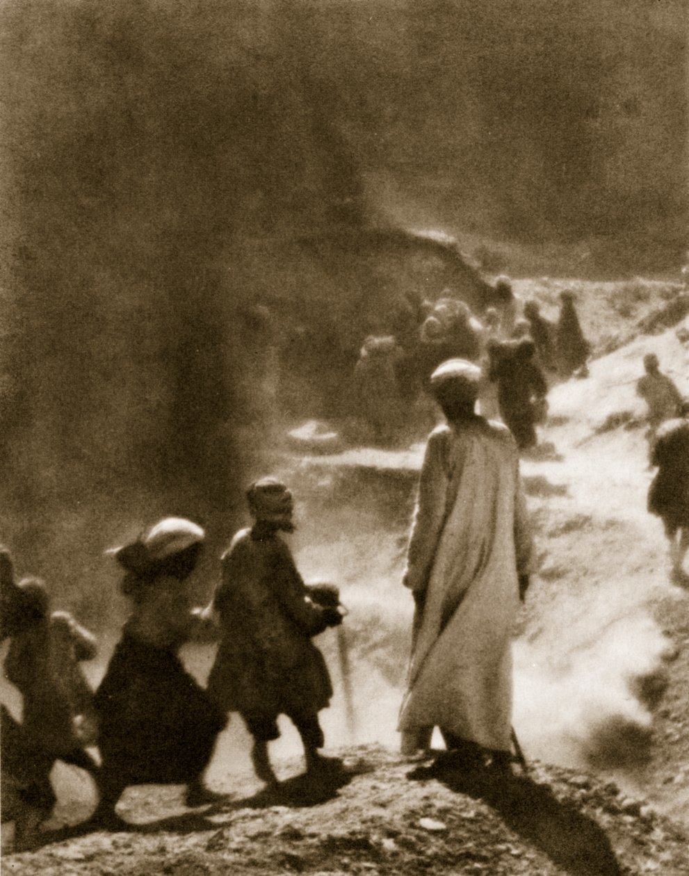 في مقبرة توت عنخ آمون ، 1916 (حفر ضوئي) بواسطة اللورد جورج كارنارفون