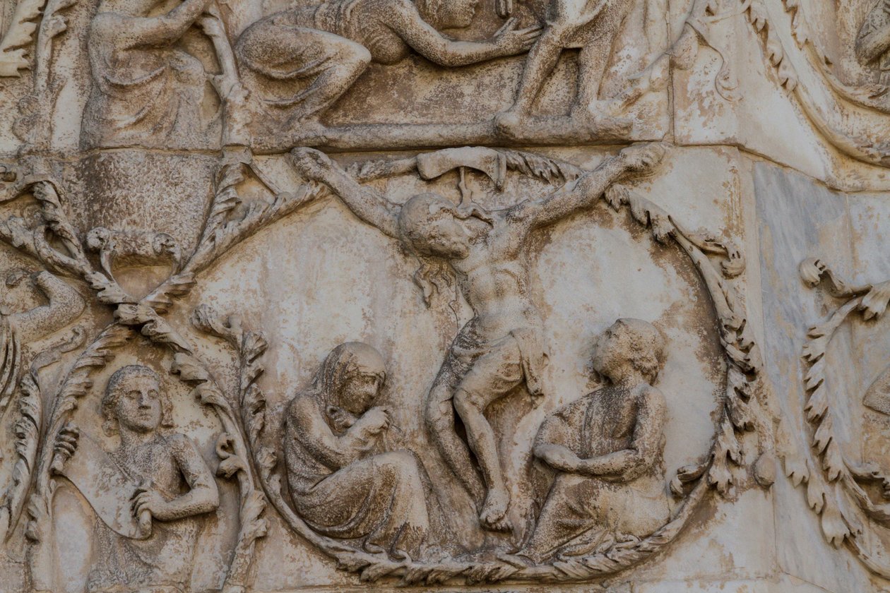 Crucifixion, detail from Scenes from life of Christ, Stories from New Testament, bas-reliefs by Lorenzo Maitani (before 1275-1330), third pillar, facade of Orvieto cathedral, Umbria, Italy بواسطة لورينزو ميتاني