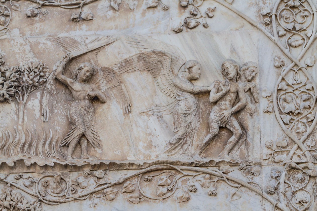 طُرد من عدن ، تفاصيل من قصص سفر التكوين ، نقوش بارزة بواسطة لورينزو مايتاني (قبل 1275-1330) ، العمود الأول ، الواجهة الجانبية لكاتدرائية أورفيتو ، أومبريا ، إيطاليا بواسطة لورينزو ميتاني