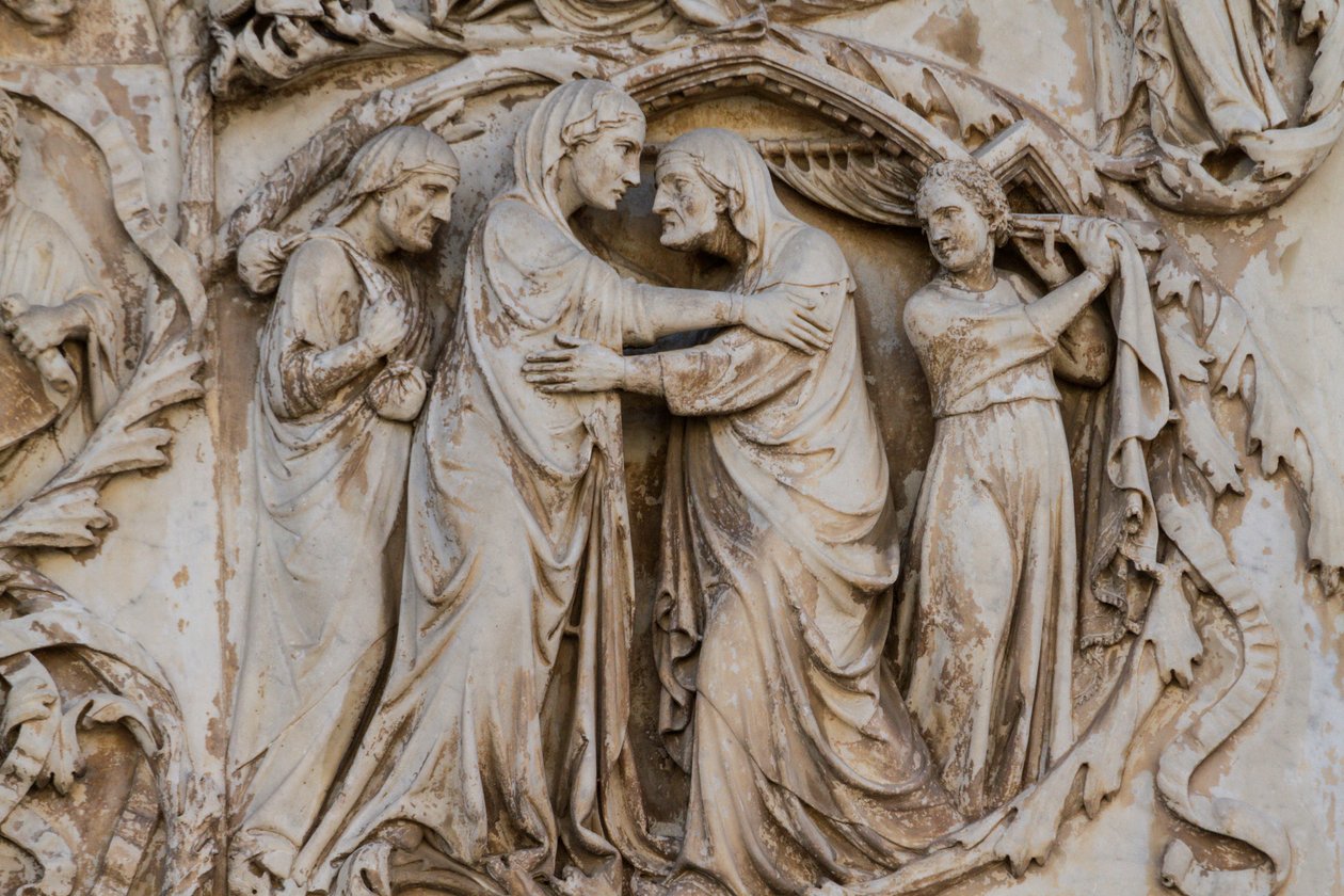 Mary visiting Elizabeth, detail from Scenes from life of Christ, Stories from New Testament, bas-reliefs by Lorenzo Maitani (before 1275-1330), third pillar, facade of Orvieto cathedral, Umbria, Italy بواسطة لورينزو ميتاني