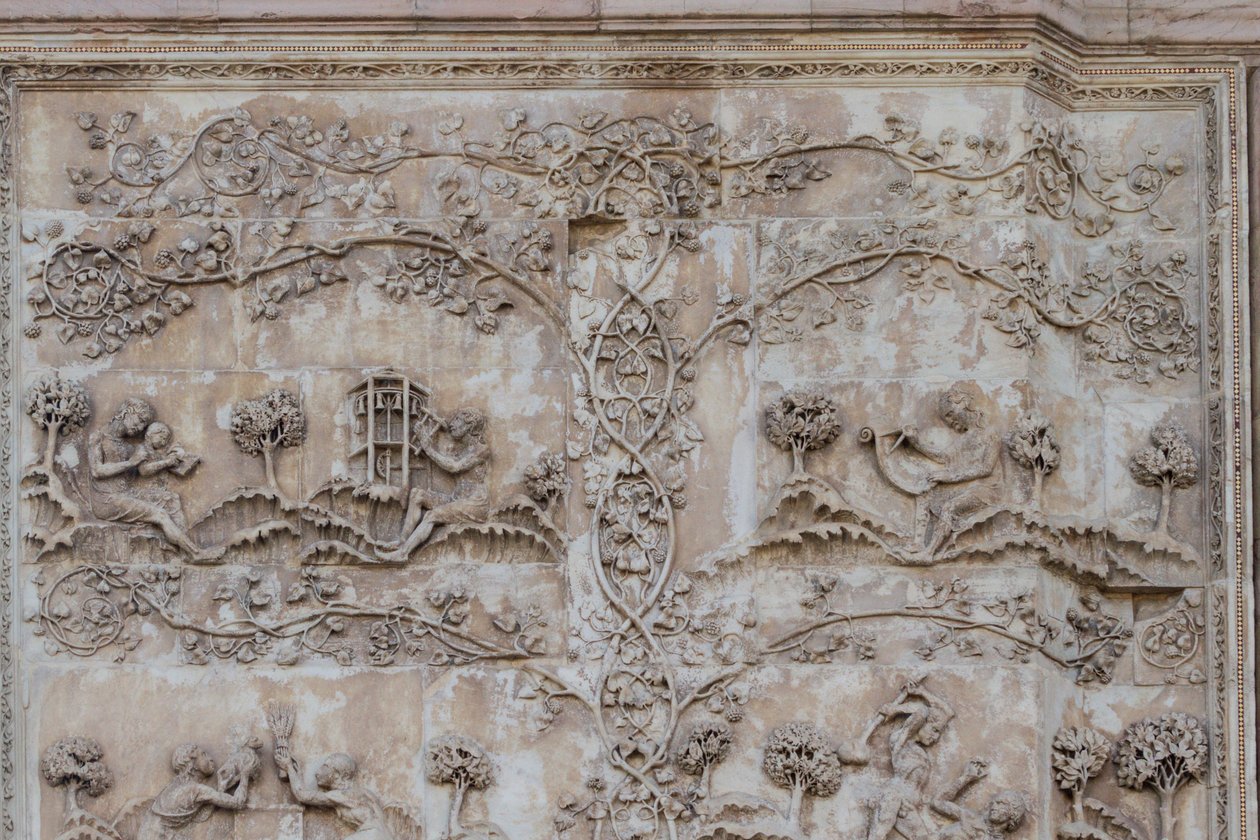 Naamah teaching child to read and Tubal-cain beating bells with hammer; Enos, son of Seth drawing with compass, Stories of Genesis, bas-reliefs by Lorenzo Maitani (before 1275-1330), first pillar, lateral facade of Orvieto cathedral, Umbria, Italy بواسطة لورينزو ميتاني
