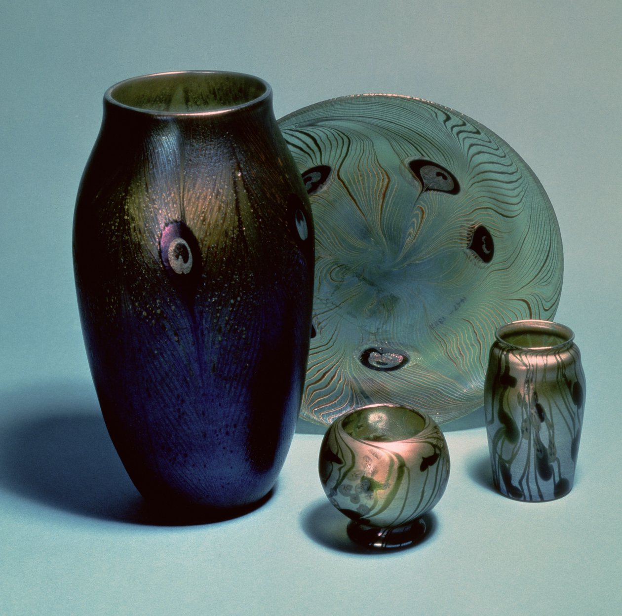 لوحة تيفاني والمزهريات ، نيويورك ، c.1890 (زجاج) بواسطة لويس كومفورت تيفاني
