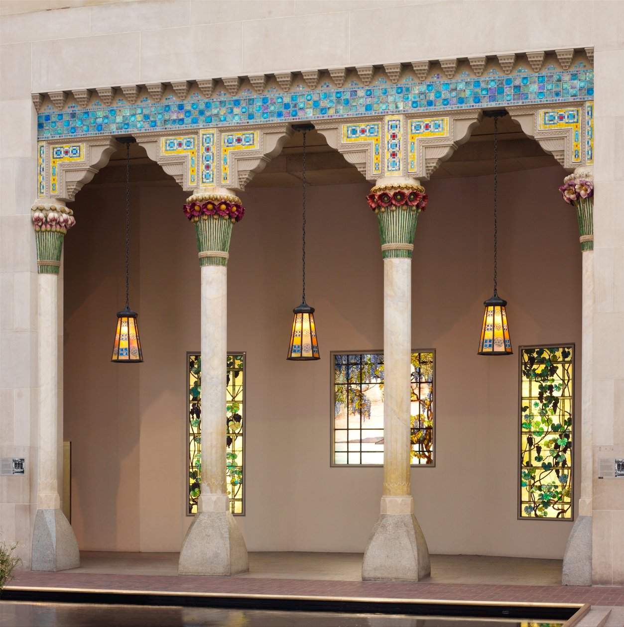 عناصر معمارية من Laurelton Hall ، Oyster Bay ، New York ، c.1905 (الحجر الجيري والسيراميك والزجاج Fravrile) بواسطة لويس كومفورت تيفاني
