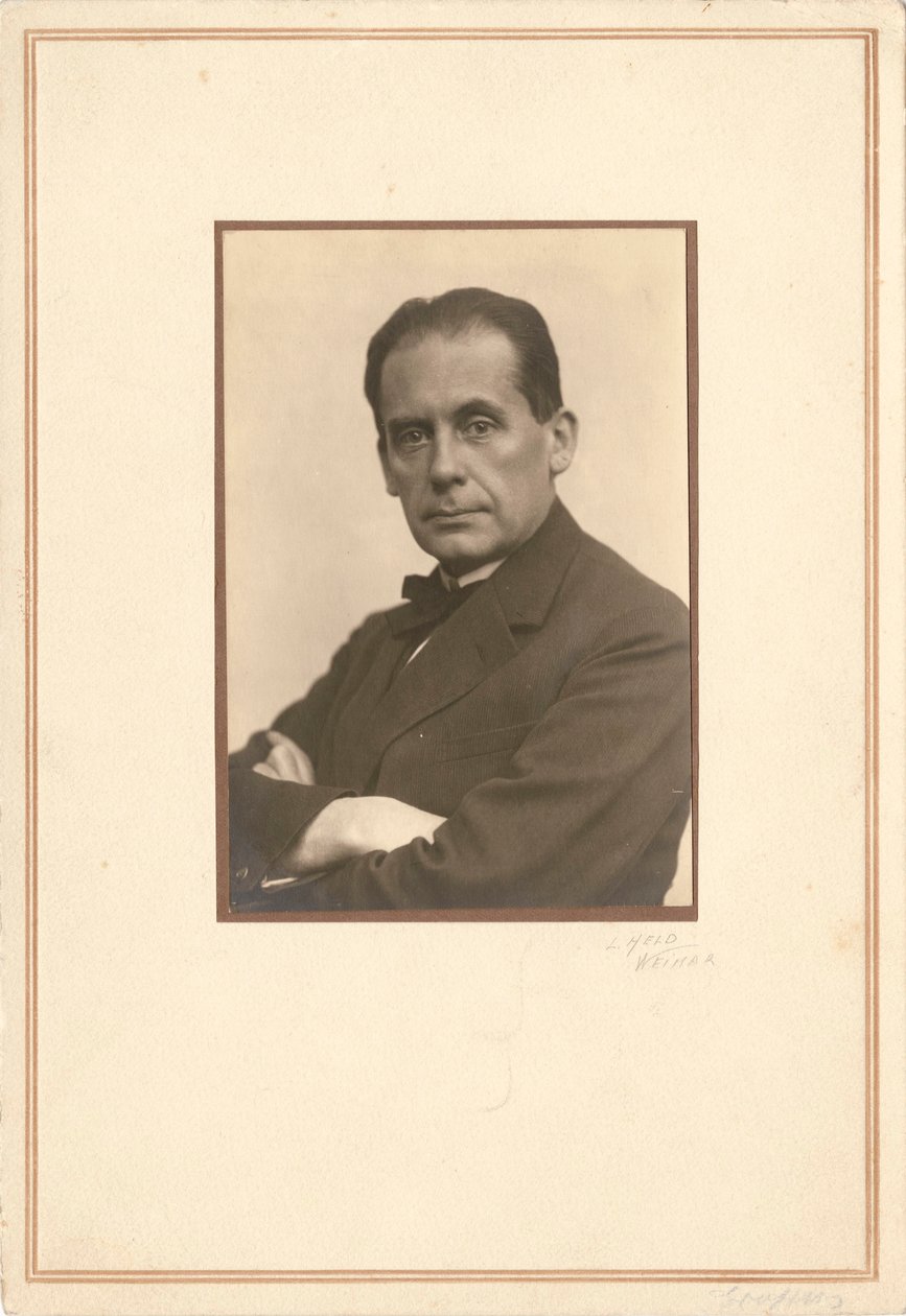 والتر غروبيوس 1883-1969 ، أوائل العشرينيات. بواسطة بطل لويس