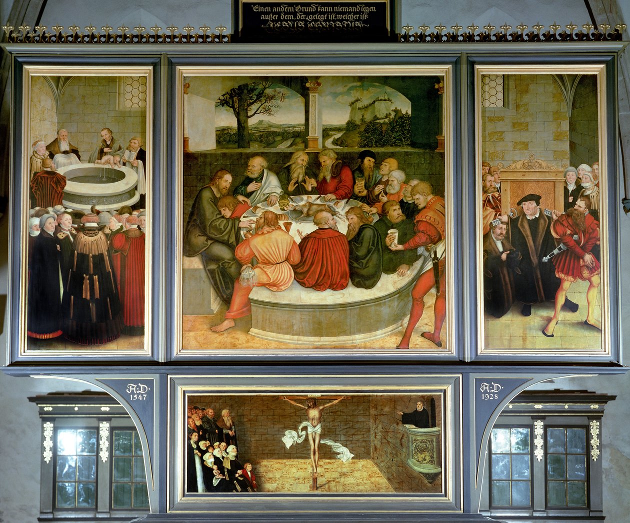 Triptych ، اللوحة اليسرى ، فيليب ميلانشثون يقوم بمعمودية بمساعدة مارتن لوثر. لوحة مركزية ، العشاء الأخير مع لوثر بين الرسل ؛ اللوحة اليمنى ، لوثر يجعل اعترافه. لوثر بواسطة لوكاس كراناش الأكبر