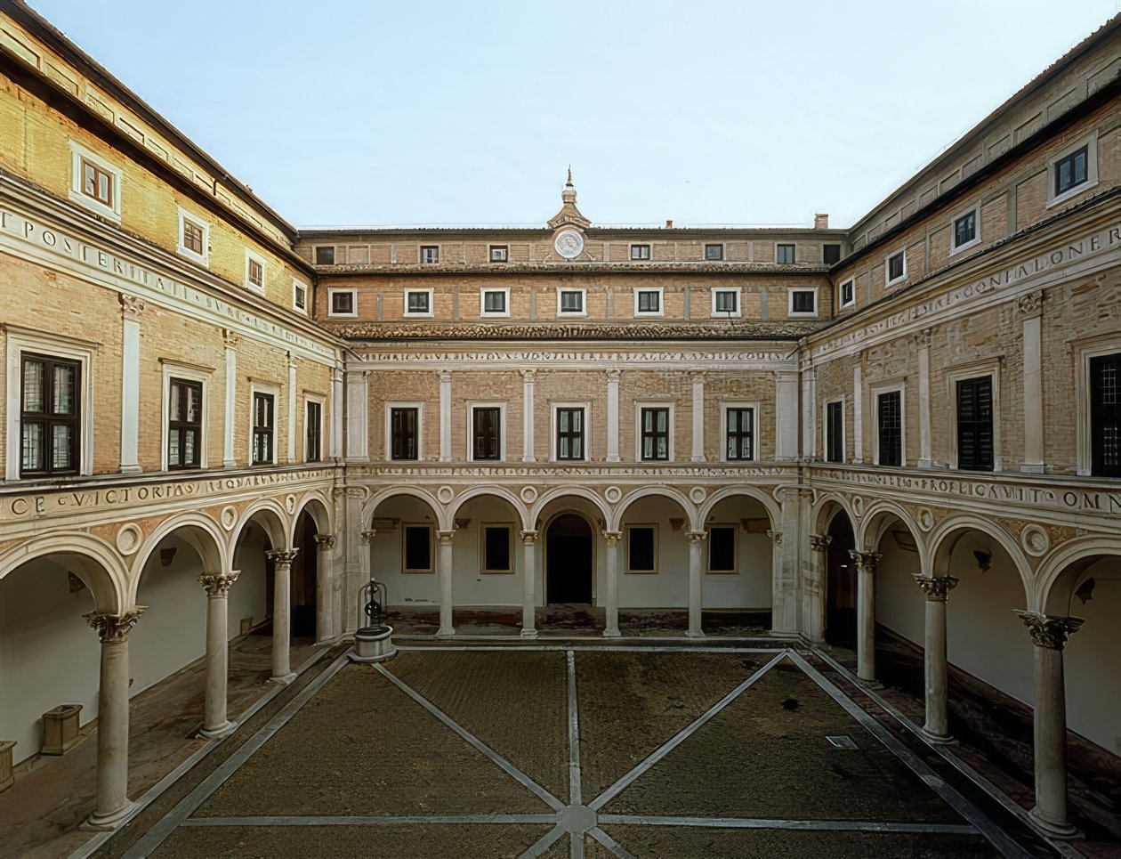 فناء Palazzo Ducale في Urbino. 1472. صورة من عام 1999 بواسطة لوسيانو لورانا