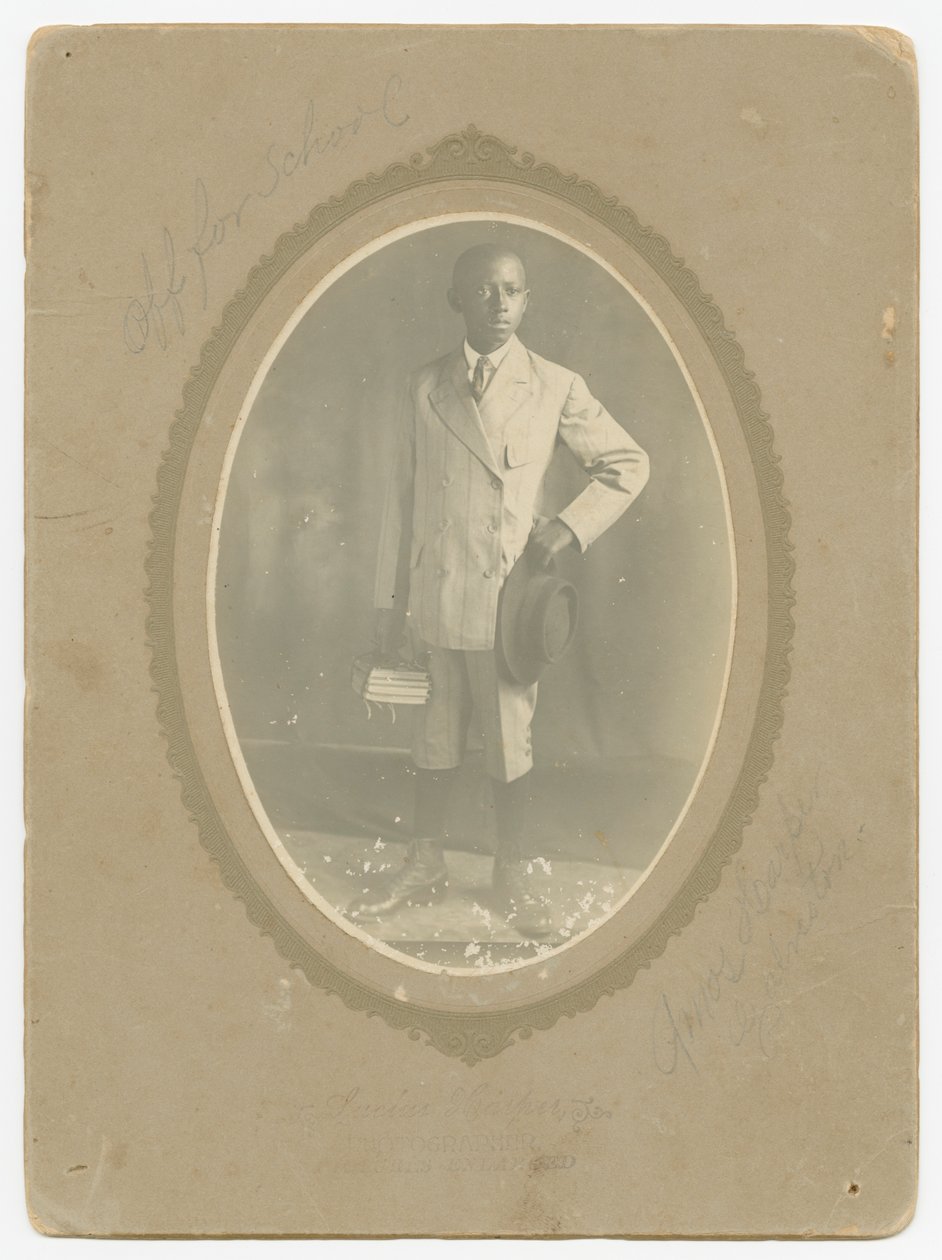 صورة عاموس هاربر وهو يذهب إلى المدرسة ، كاليفورنيا. 1910. بواسطة لوسيوس هاربر