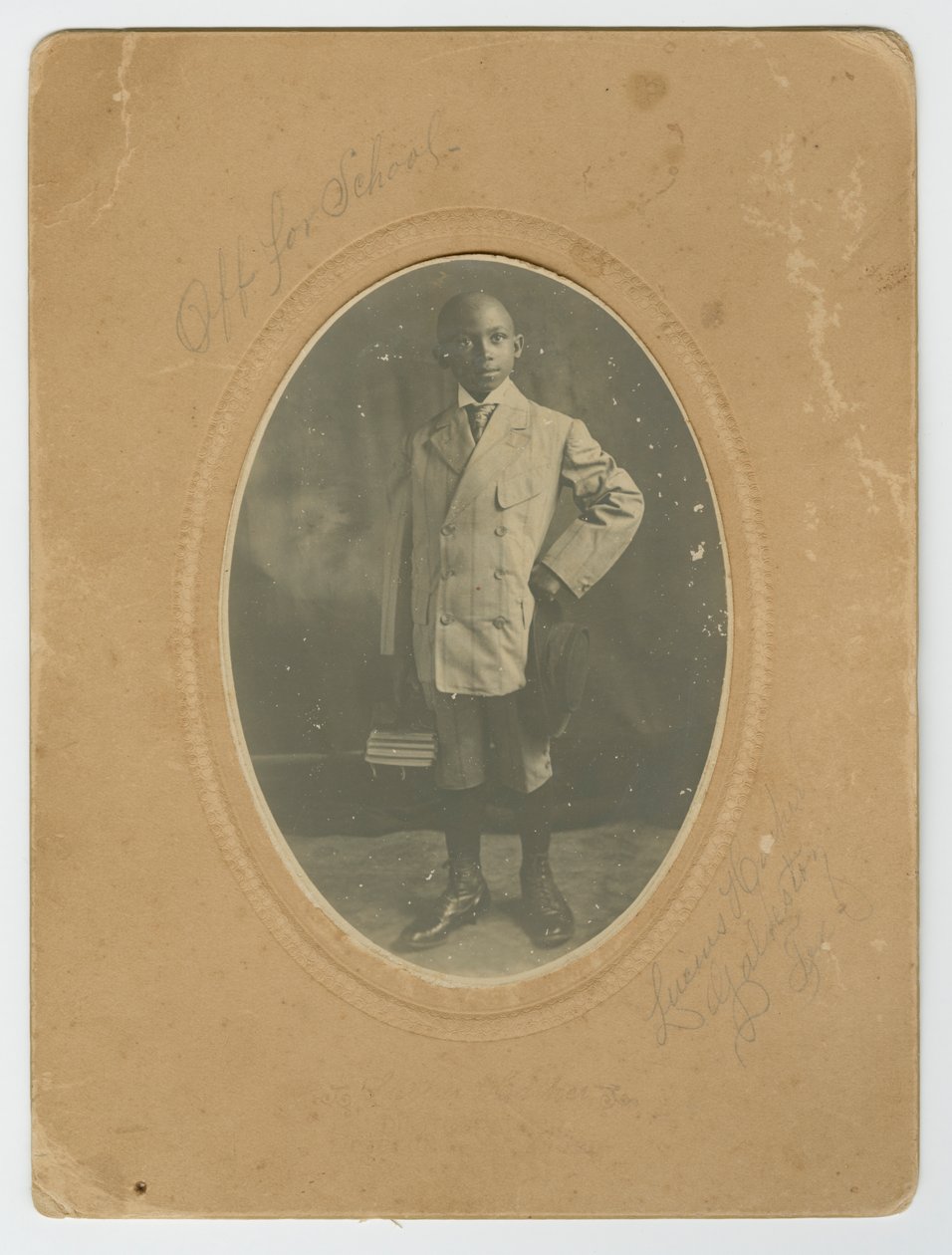 صورة لوسيوس هاربر الابن وهو يذهب إلى المدرسة ، كاليفورنيا. 1910. بواسطة لوسيوس هاربر