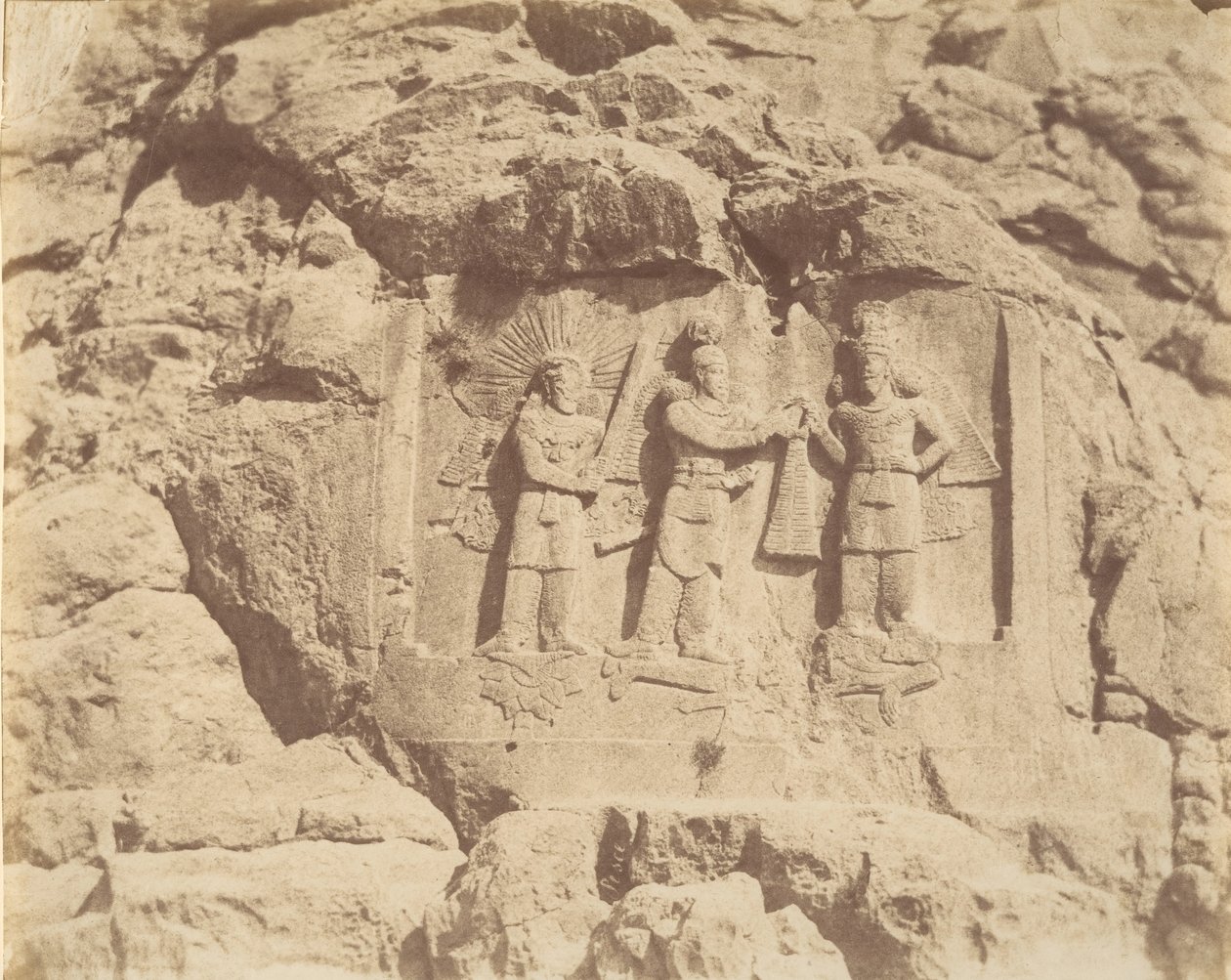 ٧ [تاج بستان ، حفل تتويج شابور الثاني ، كرمانشاه] ، أربعينيات وستينيات القرن التاسع عشر. بواسطة لويجي بيسشي