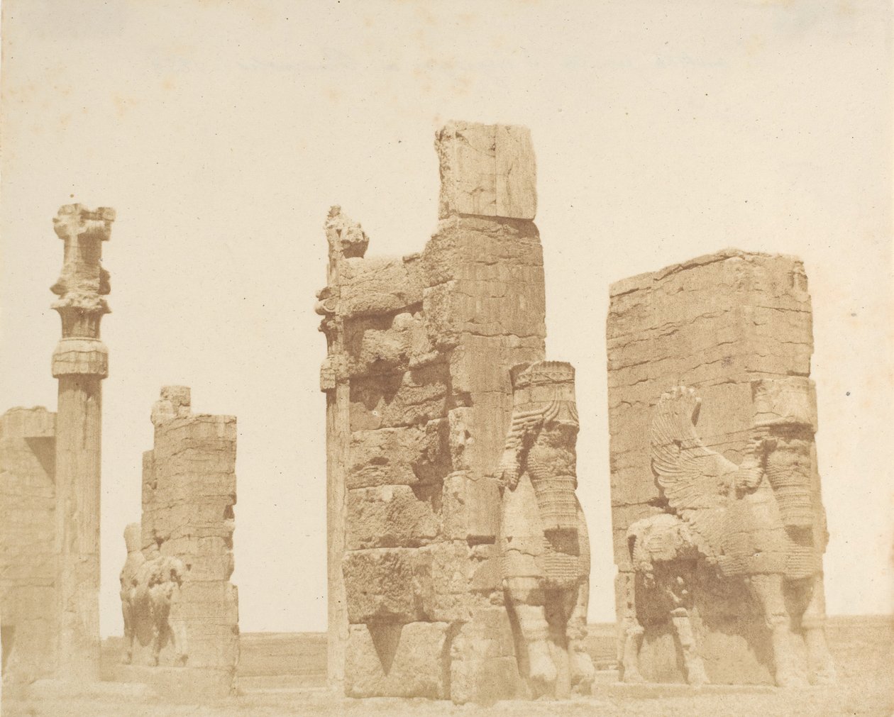 البوابة القديمة لبرسيبوليس] ، 1858. بواسطة لويجي بيسشي