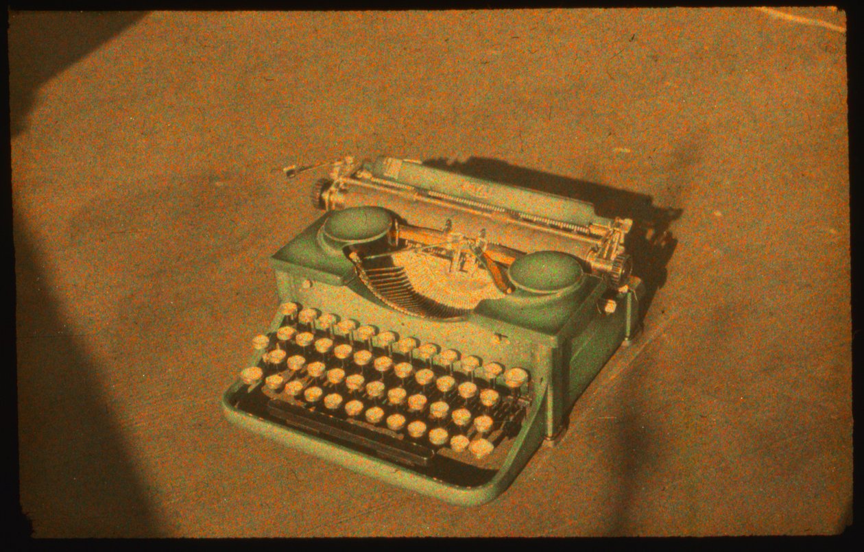 صورة فوتوغرافية ملونة لآلة كاتبة لا تزال حية التُقطت باستخدام تقنية Autochrome Lumière وكاميرا مقاس 35 مم... بواسطة لويس ماردن