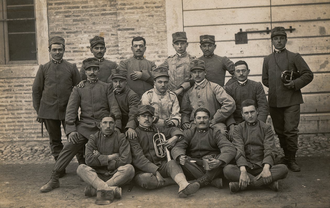 ألبوم "The GM R. Army (World War I)": جنود من فوج المشاة السادس والثلاثين مع عازفي أبواق (صورة بالأبيض والأسود) بواسطة Lusvardi Lusvardi