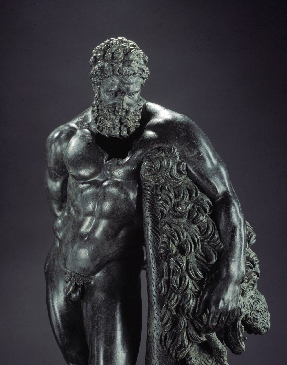 الفن اليوناني: "" Heracles at rest "" التفاصيل - تمثال برونزي لـ Lysippe of Sicyone (395-305 قبل الميلاد) القرن الرابع قبل الميلاد ، من ضريح Ercole Curino ، Sulmona - Museo Nazionale Archeologico ، Chieti Italy - Herakles (Hercules) يستريح - تفاصيل النحت ا بواسطة ليسيبوس (منسوب إلى)