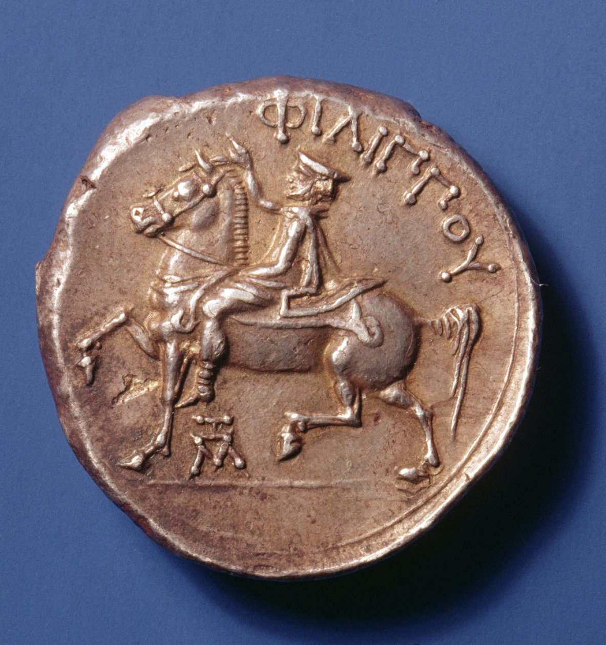 عملة فضية لفيليب الثاني من مقدونيا (359-336 قبل الميلاد) تصور ركوب الخيل إلى اليسار. بواسطة المدرسة المقدونية