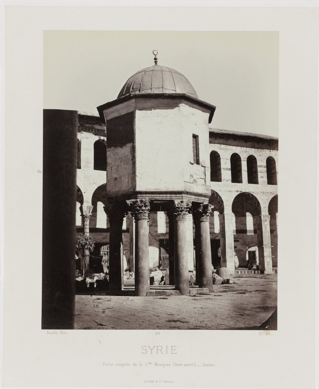 Gezicht op de kleine koepel van de grote Moskee في دمشق (سوريا / قبة صغيرة للمسجد الكبير (الكتاب المقدس) - دمشق) العمارة القديمة: مصر ، اليونان ، آسيا الصغرى: ألبوم صور (عنوان السلسلة) بواسطة ميزون بونفيس