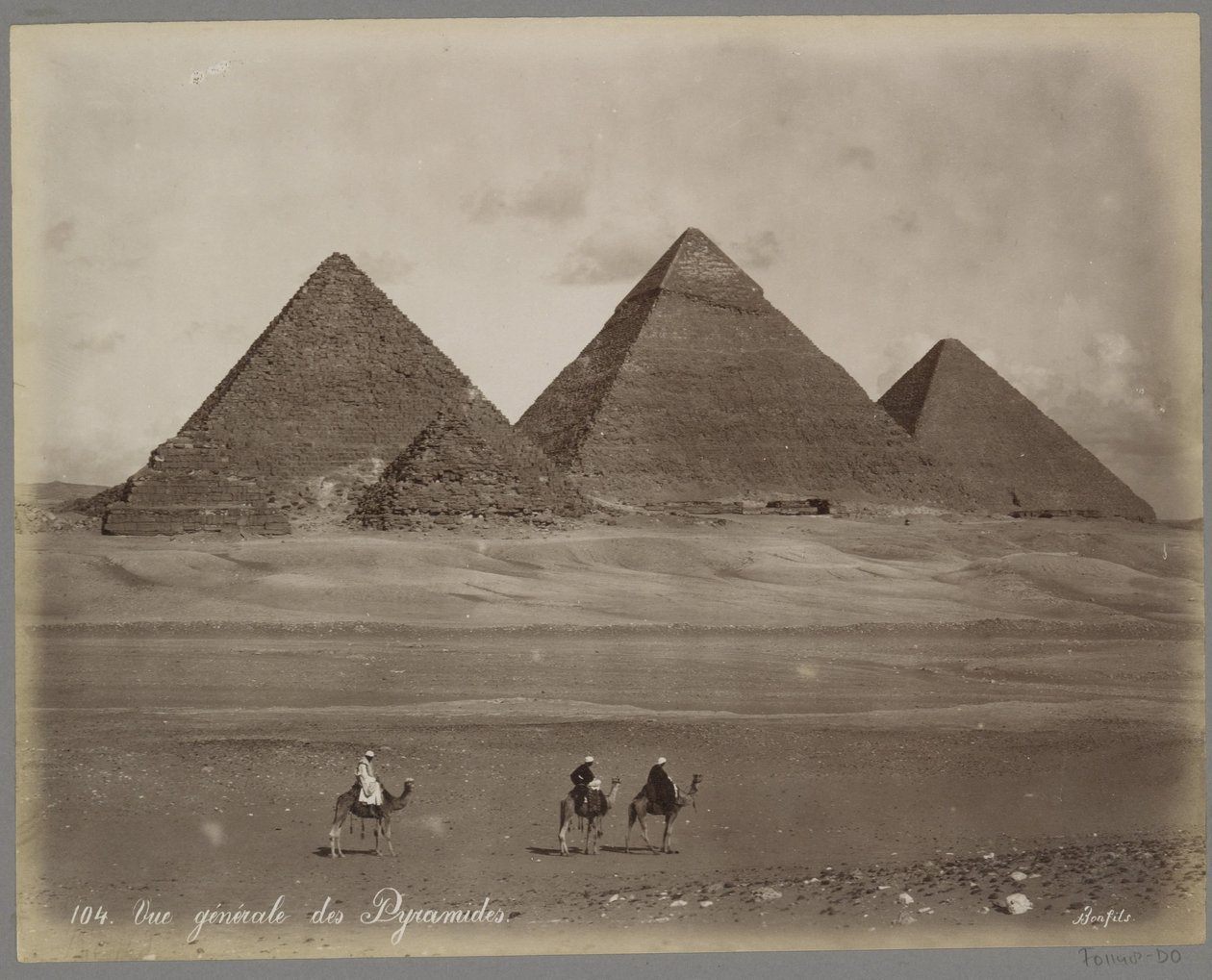 منظر لأهرامات Mykerinos و Chefren و Cheops في الجيزة Vue générale des Pyramides (العنوان على الكائن) بواسطة ميزون بونفيس