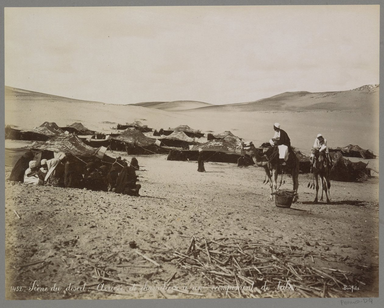 التخييم مع الخيام والجمال في صحراء مصر (المفترض) Scène du desert: Arrivée de chameliers à un campement de tribu. (العنوان على الكائن) بواسطة ميزون بونفيس