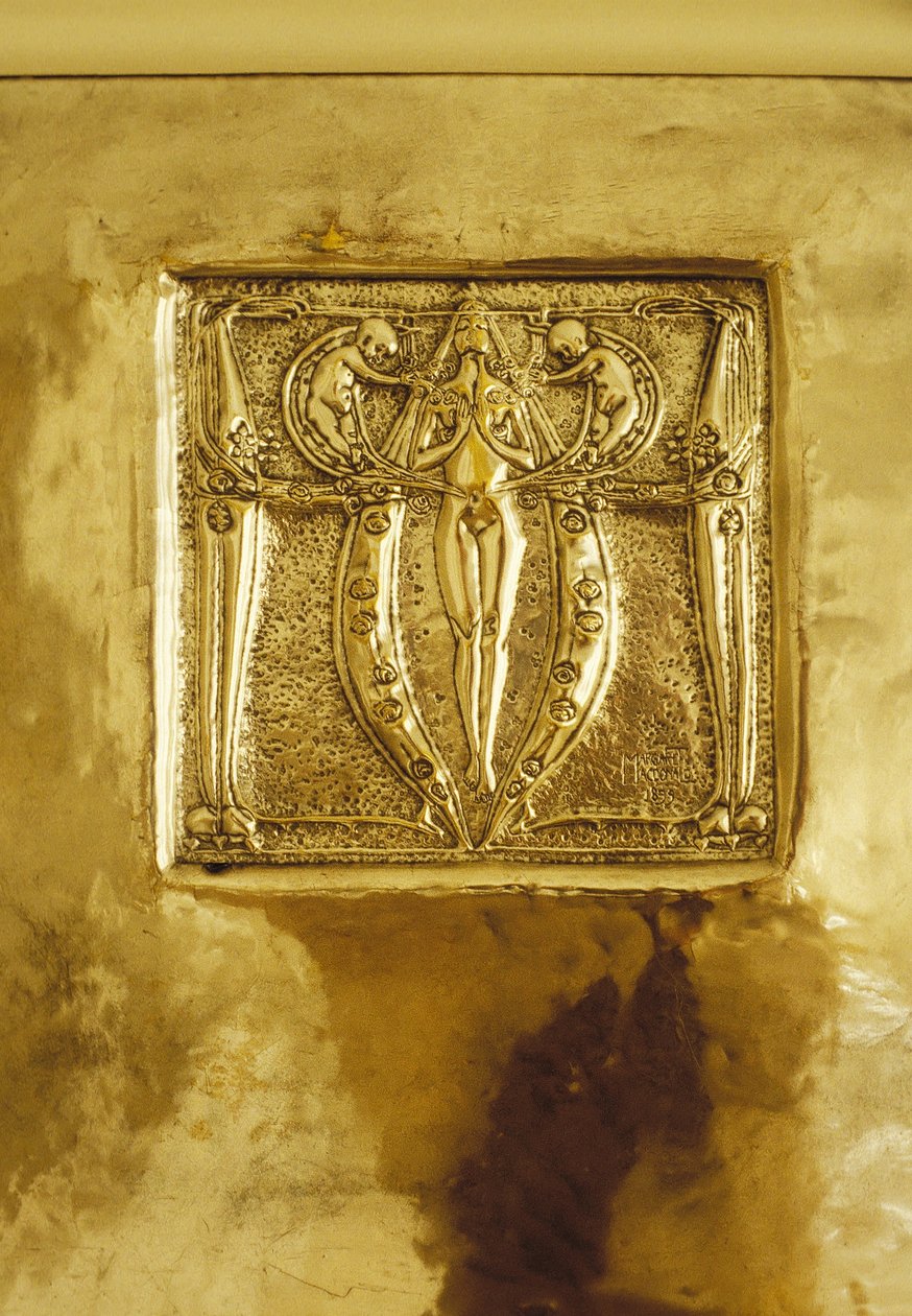 الأثاث المصمم لرقم 120 شارع مين ، غلاسكو ، لوحة معدنية ريبوز فوق الموقد ، c.1900 (معدن) بواسطة مارجريت ماكدونالد